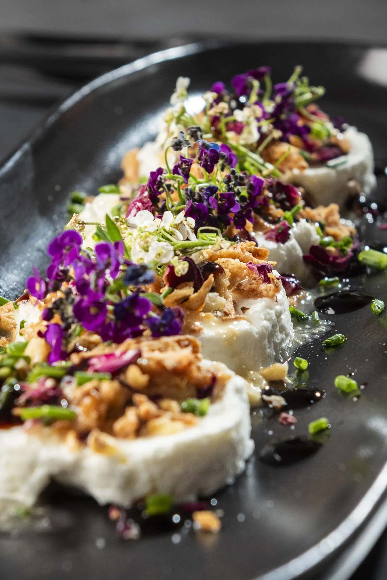 Assiette dressée aux fleurs comestibles
