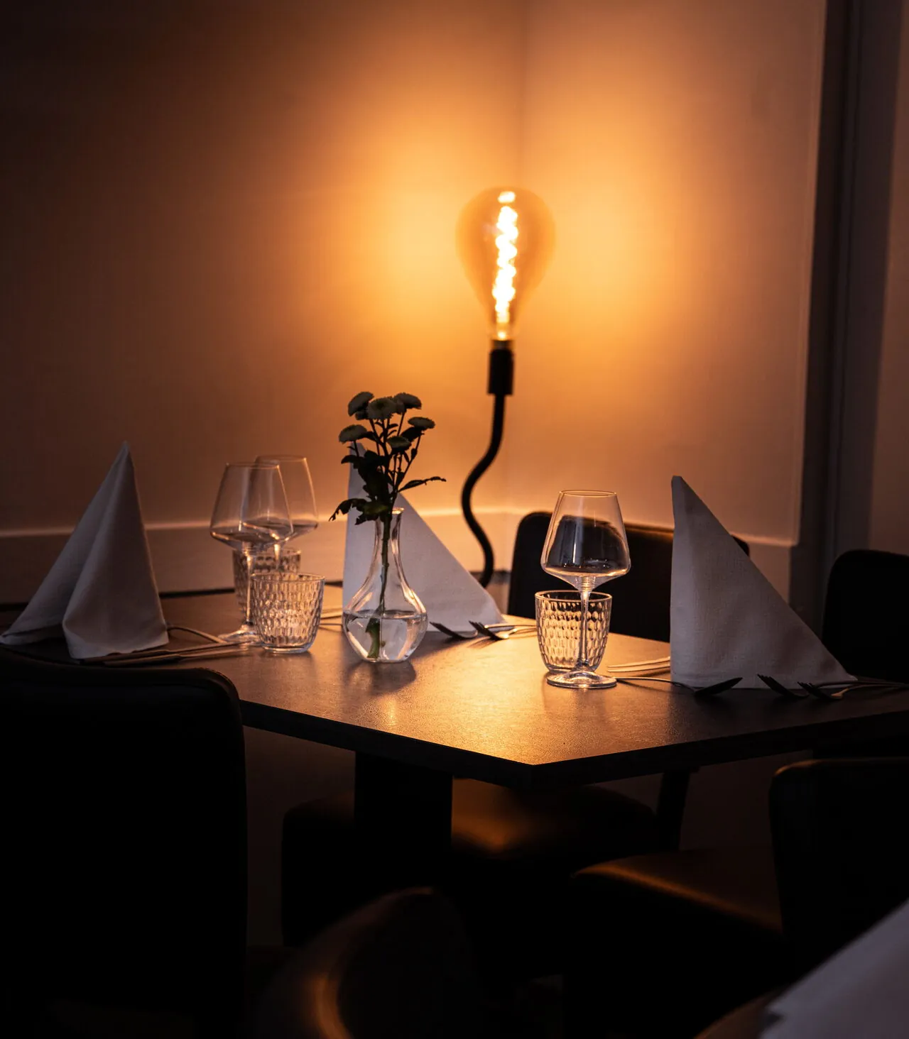 Table dressée à la lueur d'une lampe